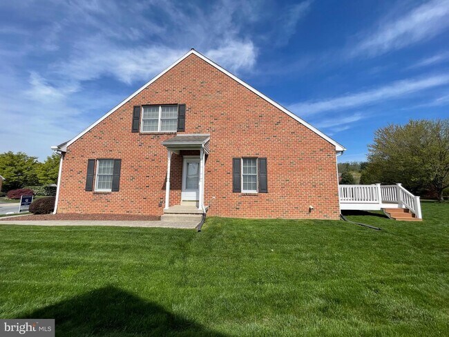 Building Photo - 10 Spring Hill Ln