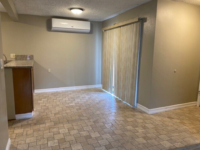 Dining Room - 612 E Newmark Ave