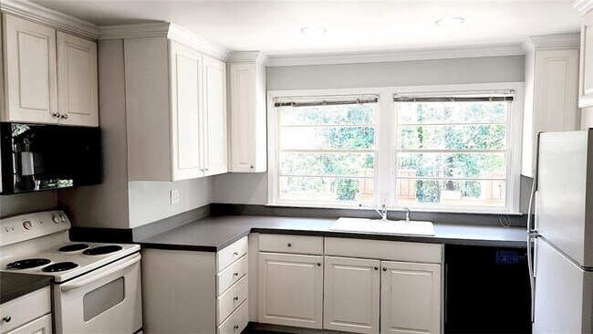 Foto del edificio - 3022 Templewood Dr NE