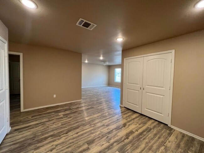 Foto del edificio - 2407 N Avenue N Unit