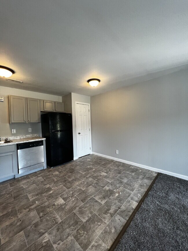 Foto del edificio - 374 JACK MILLER BLVD UNIT G - 2 Bd-1 BA Within 3 Miles to FT. Campbell's Main Gate!!!