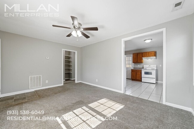 Building Photo - Cozy Home Featuring Spacious Rooms and Large Yard Close to Fort Campbell