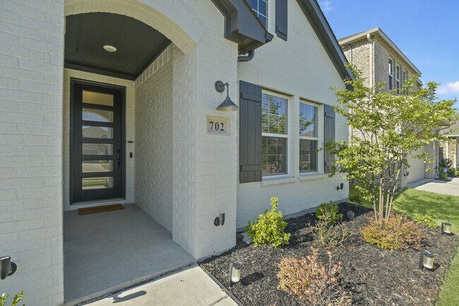 Building Photo - 702 Charity Dr
