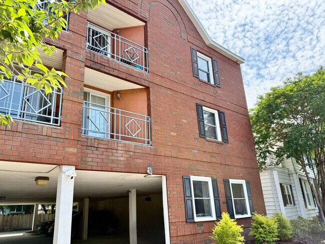 Foto del edificio - Ready NOW!!!! 2-Bedroom Condo In Ghent! Re...