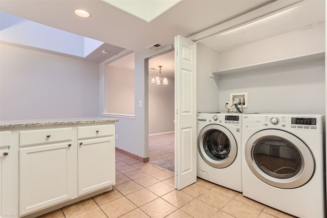 Building Photo - 2 br, 2.5 bath Townhome - 15593 East Wyomi...