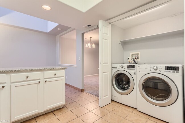 Foto del edificio - 2 br, 2.5 bath Townhome - 15593 East Wyomi...
