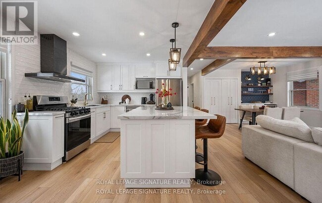 Photo du bâtiment - 357 Rossland Rd E