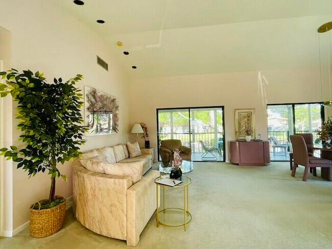 Foto del edificio - 10656 Tropic Palm Ave