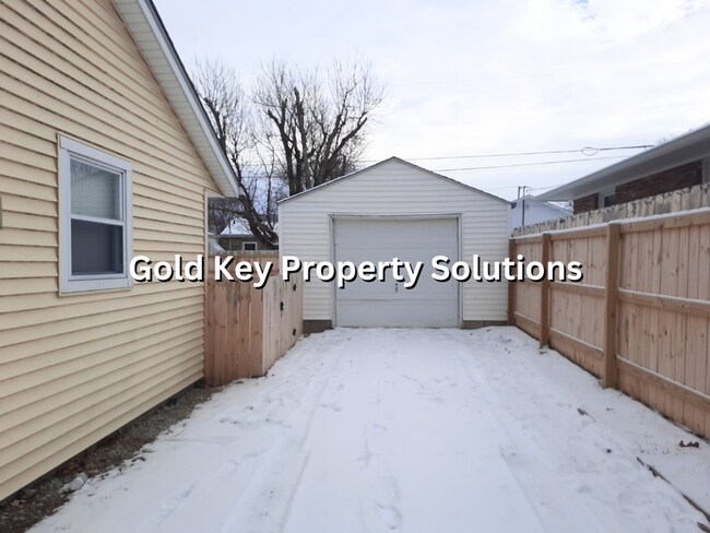 Building Photo - Nice and Tidy 2 BR 1 BA Lapel House with F...