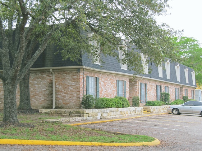 Building Photo - The Oaks Apartments
