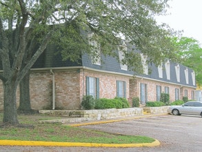 Building Photo - The Oaks Apartments