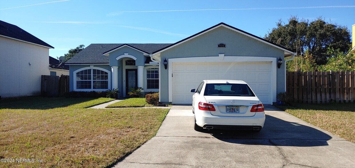 Foto principal - 916 Hyannis Port Dr