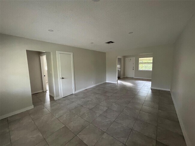 Foto del edificio - 3890 Woodside Dr