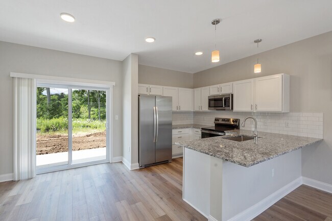 Cocina con control deslizante hacia patio privado - Marion Gardens Townhomes