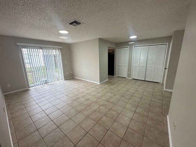 Foto del edificio - 3 Bedroom, 2.5 Bathroom Triplex Near UCF!