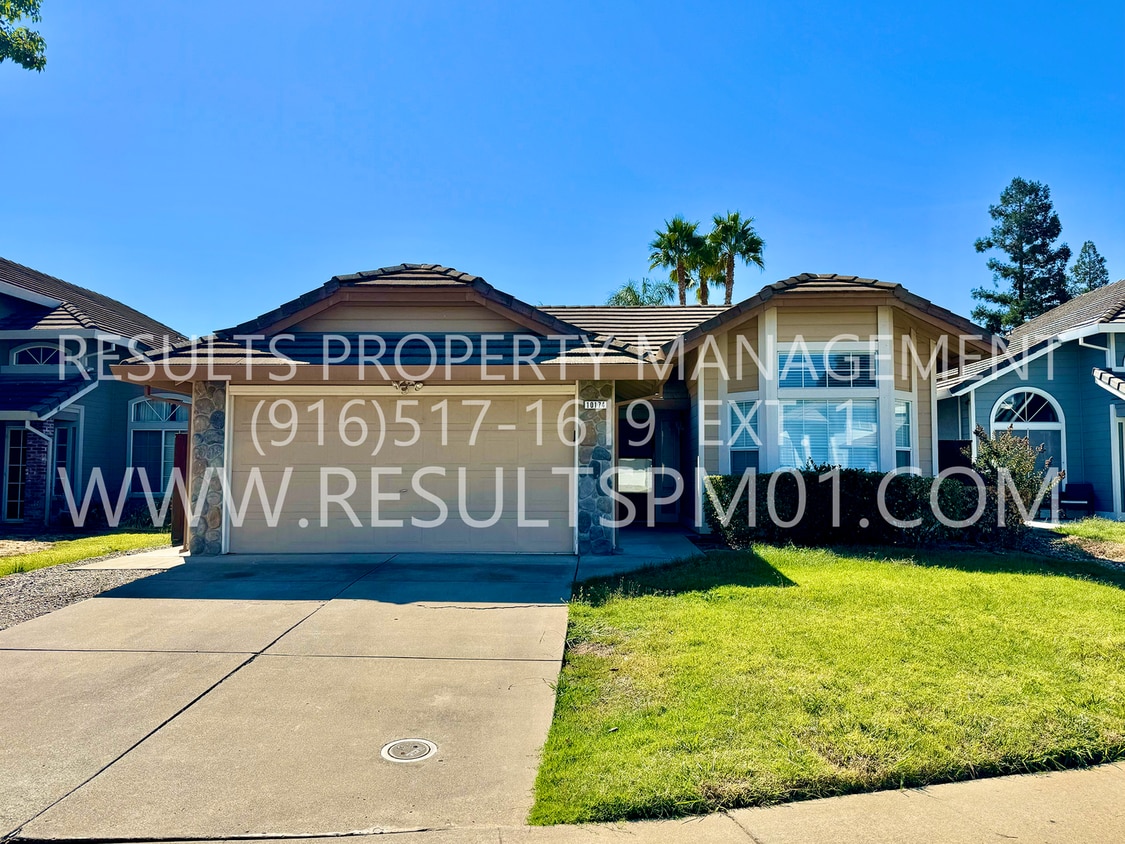 Primary Photo - 3-Bedroom Home Near Elk Grove Park - Avail...