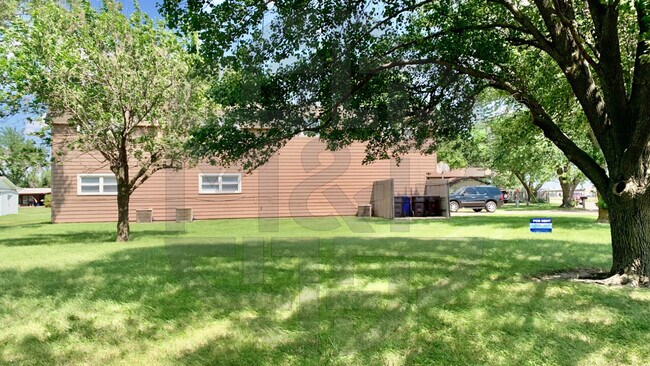 Building Photo - Edwards St Triplex