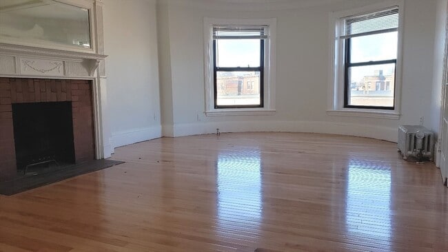 Building Photo - 924 Beacon St