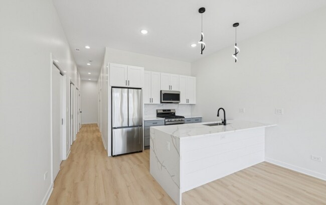 Foto del edificio - Modern and Luxurious 3b/2b Apartment in Humboldt Park