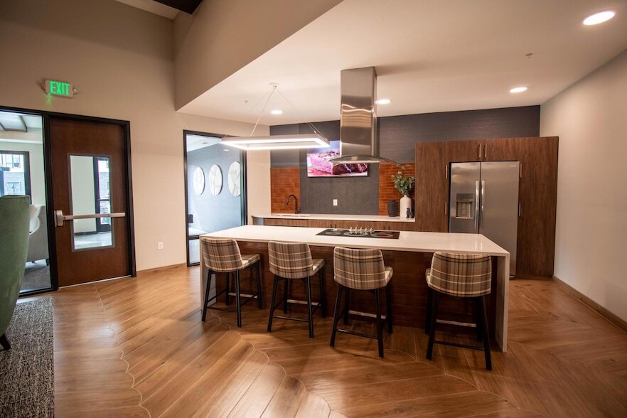 Foto principal - 6450 37th Ave NW