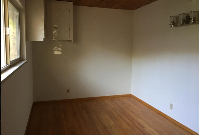 Building Photo - Cozy 2 Bed, 2 Bath Single Family Home in t...