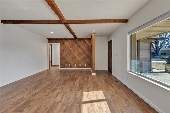 Building Photo - Home in the Heart of Yukon