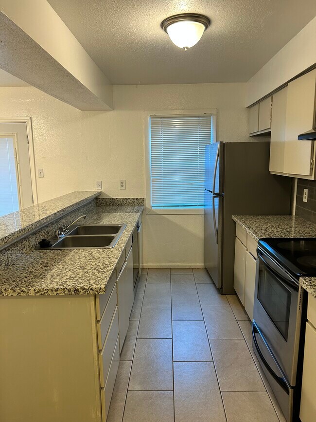 Kitchen - 3901 Woodchase Dr