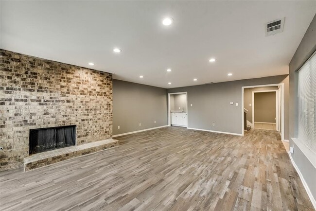 Building Photo - 349 Towne House Ln