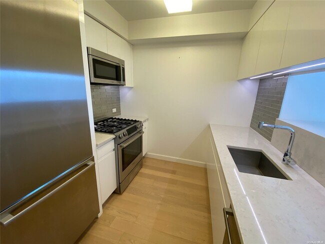 Foto del edificio - 13835-138-39 39th Ave