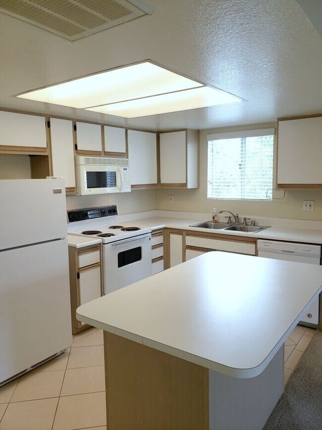 Building Photo - 1 Bedroom located in gated community.