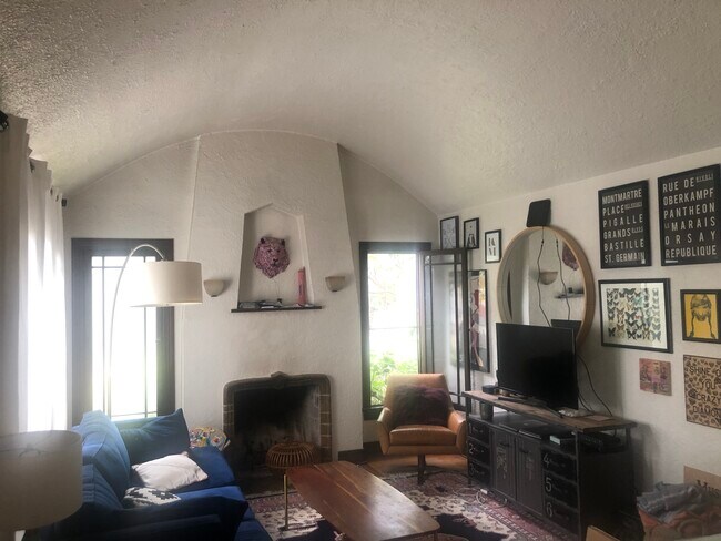 living room - 3251 Hollydale Dr