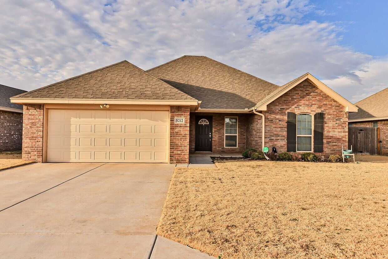 Primary Photo - Half Off First Full Month's Rent/Gorgeous ...