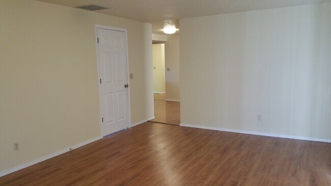 Building Photo - Beautiful 3 Bedroom, 2 bathroom House in Great Quiet Neighborhood.