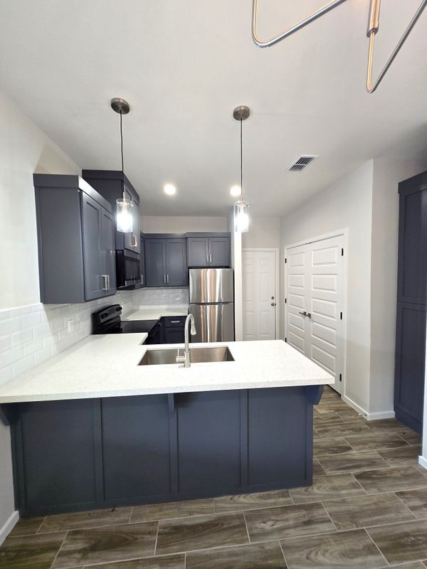 Foto del edificio - 913 N Clarence Ave