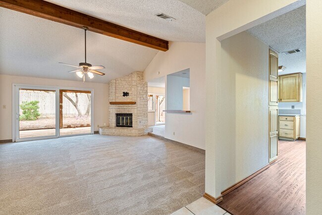 Foto del edificio - Lovely 3 Bedroom, 2 Bathroom in North Cent...