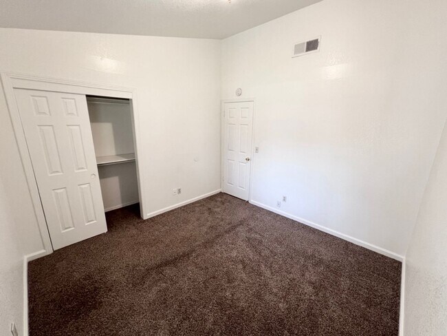 Foto del edificio - $2,295 Tollhouse & Armstrong, 3 Bedroom Po...