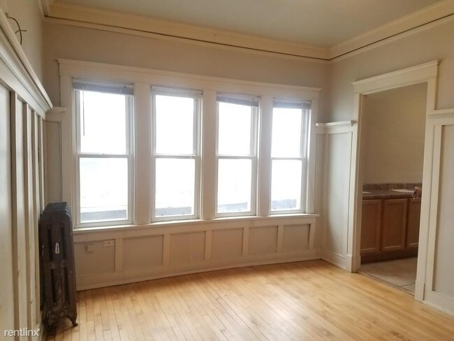 Foto del edificio - 3130 N Downer Ave