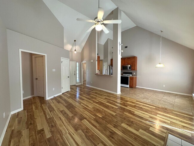 Building Photo - Charming Garden-Style 3 Bedrooms 2 Bathroom Single Family Home for Rent in South Austin, Cul-de-S...