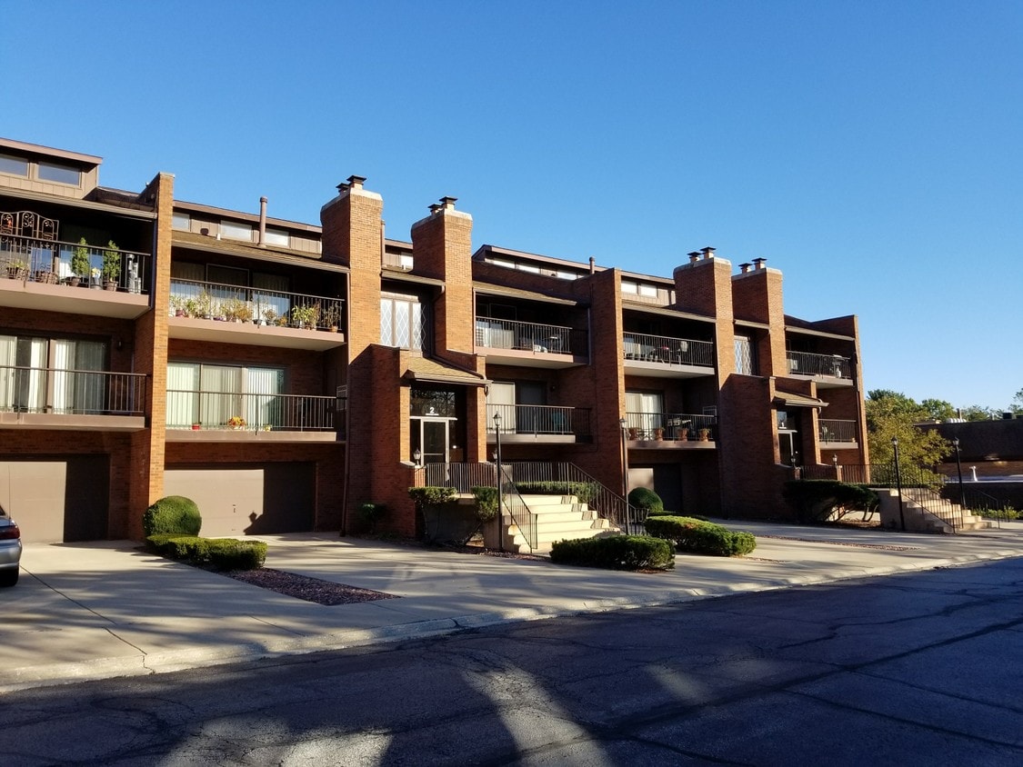 2 Cinnamon Creek Dr, Palos Hills, IL 60465 Condo for Rent in Palos