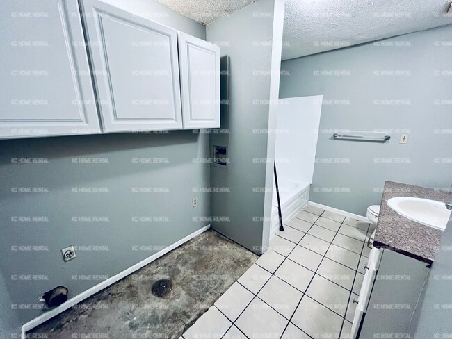 Building Photo - Bright 2 bedroom 1 bath duplex in Lees Sum...