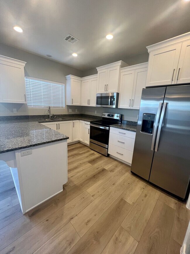 Building Photo - Beautiful newer 3 bedroom, 2.5 bathroom townhome! Amazing views!