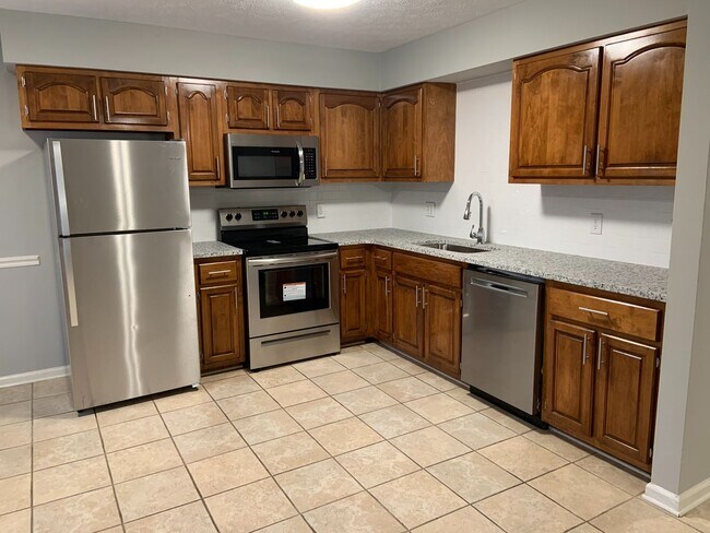 Building Photo - Charming duplex located off of Kent Drive!