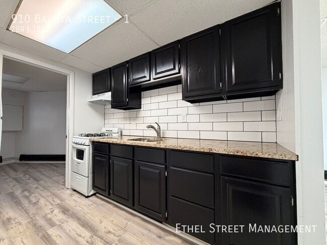 Building Photo - 910 Balata St