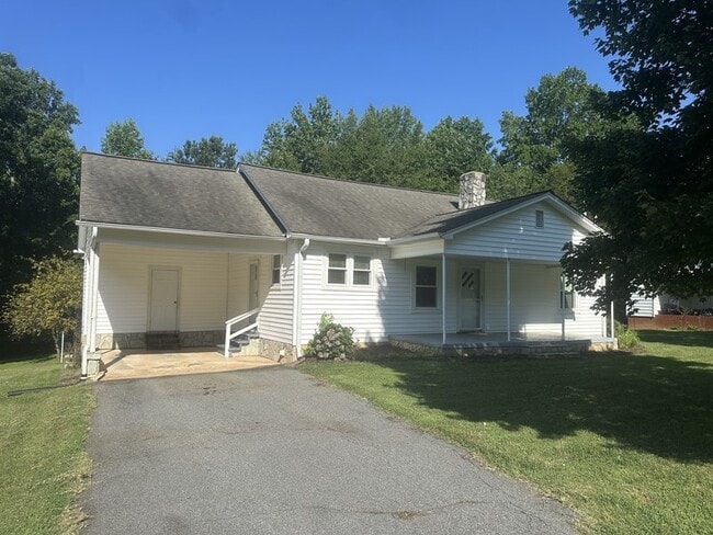 Building Photo - Great 3-BR, 1.5 BA House for Rent Near Lak...