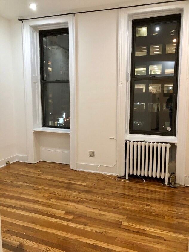 Building Photo - 922 3rd Ave