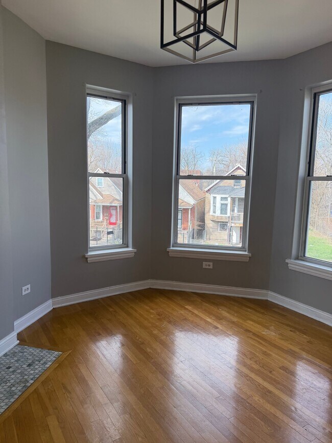Building Photo - 6409 S Rhodes Ave