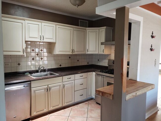 Building Photo - Beautiful 3 bedroom 2 bath private home lo...