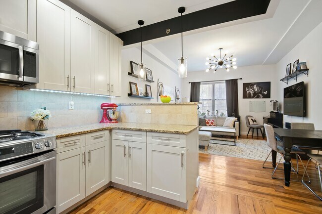 Building Photo - Renovated 2 bedroom, 2 bath Condo