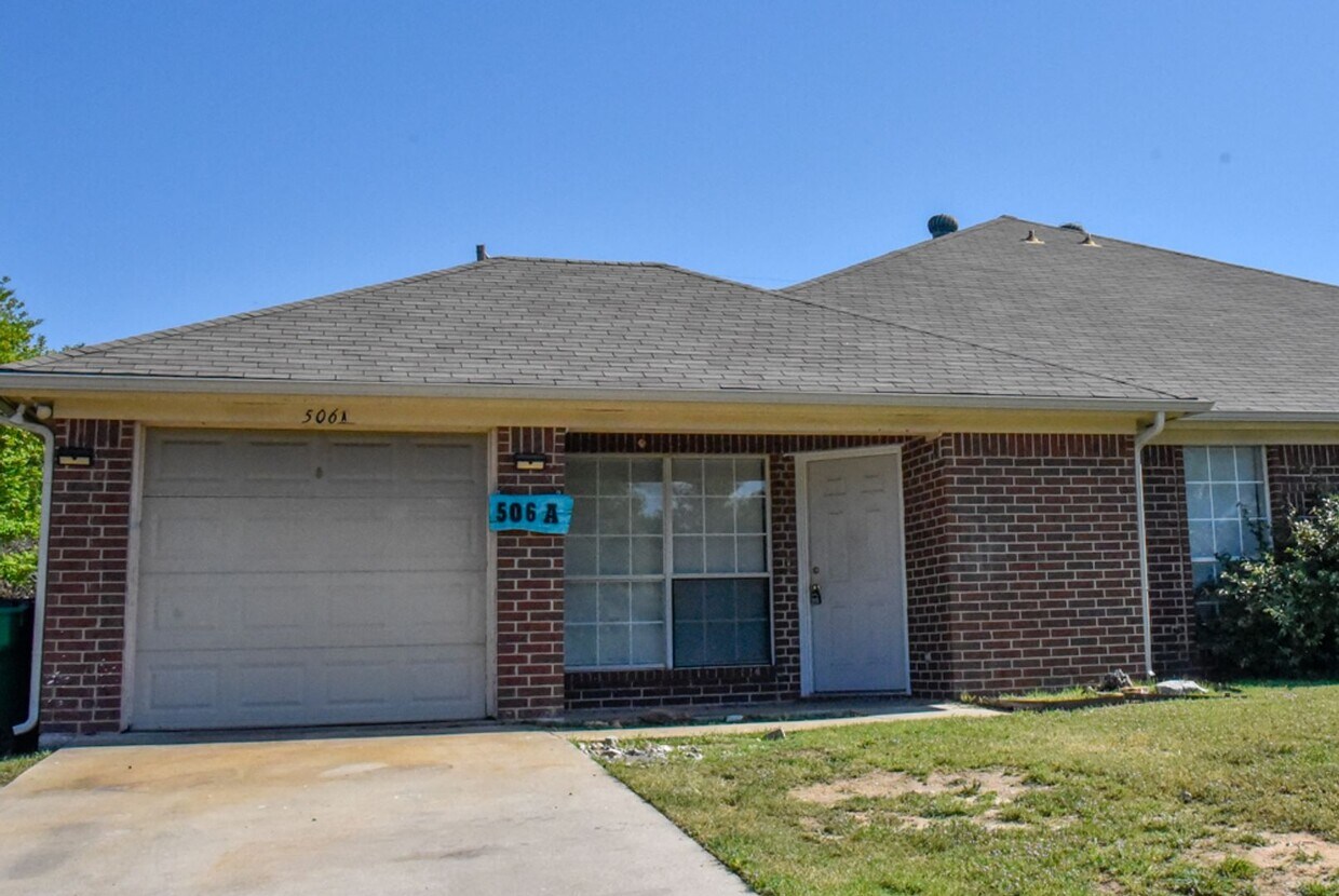 Foto principal - Quiet 3 Bedroom 2 Bath Duplex Decatur TX