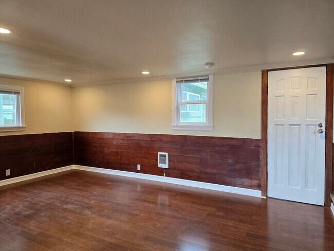 Building Photo - Alder Duplex